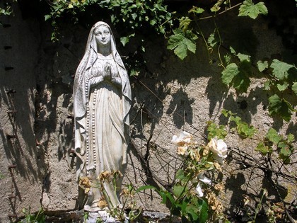 Vierge dans un jardin.