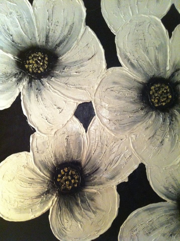 Incréation  Porte fleurs blanches sur fond noir