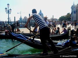 Croisement de deux gondoliers pr&egrave;s de la place San Marco