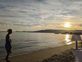 Femme au couch&eacute; de soleil