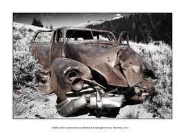 Épave d'une vieille voiture américaine dans la ville fantôme de Comet, Montana, USA