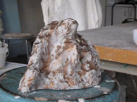 Prieur dans la pierre.