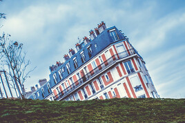 Immeuble pench&eacute; pr&egrave;s du Sacr&eacute; Coeur
