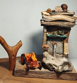 Une fontaine style chapeau de gendarme...de loin!