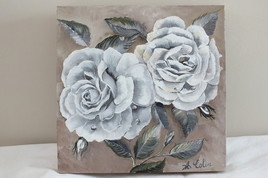 Roses blanche sur fond beige