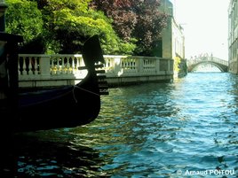 Couch&eacute; de soleil avec gondole