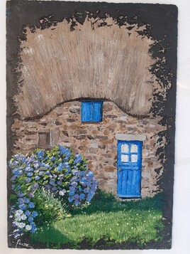Maison bretonne au toit de chaume et les hortensias