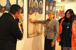Mme Irina Bokova touch les oeuvres de Renato Amisy a l ´Unesco septembre 2012