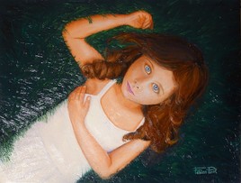 Petite fille couchée dans l'herbe