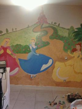 peinture sur mur d'une chambre de petite fille