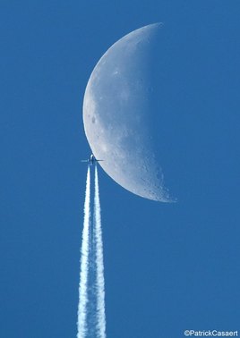 l'avion qui frôla la lune