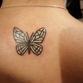 Tatouage papillon g&eacute;om&eacute;trique