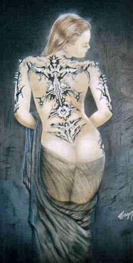 femme tatou&eacute;e
