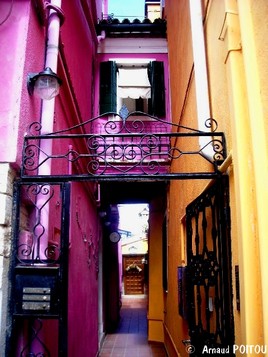 Vue en contre plong&eacute;e sur rue pi&eacute;tonne de Burano