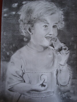 Petite fille mangeant sa tartine de pain