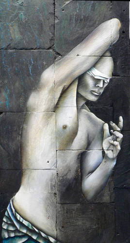 Homme sur fond d'ardoises