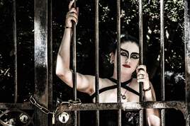 derri&egrave;re les barreaux