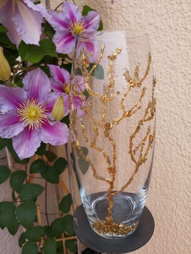 Vase orné de crystaux dorés et de pierres