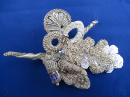 Broche blanche et argent