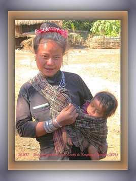 Jeune maman Haan sur le marché de Kengtung (Birmanie 2004)