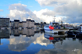 Port de Cherbourg par temps calme avec effet miroir