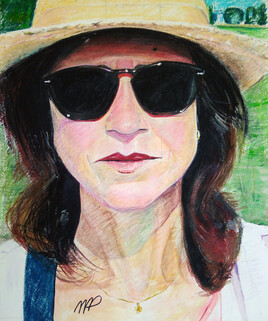 Sourire esquissé sous un chapeau