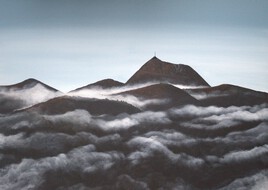 Mer de brume sur les volcans d'auvergne