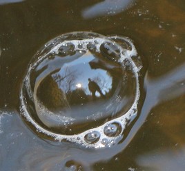 reflet d'un homme dans une goutte d'eau