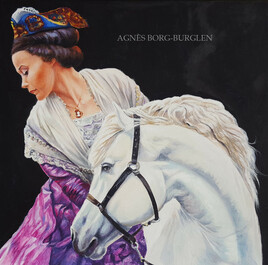arlésienne en robe violet sur cheval blanc