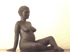 femme enceinte assise