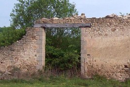 Porte ruin&eacute;e