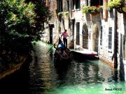 Vue sur un petit canal avec en fond une gondole