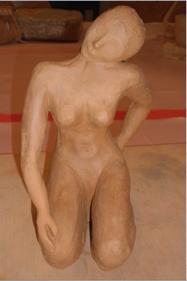 JEUNE FEMME AGENOUILLEE