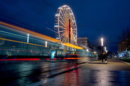 Le tram file sous la grande roue
