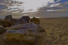 Roches sur le sable 2/ Série "Entre ciel et mer"