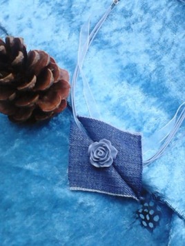 Collier femme forme losange en denim esprit country