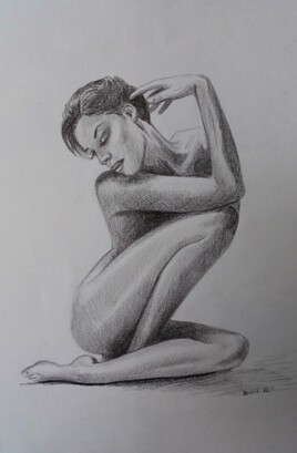 femme brune nue assise