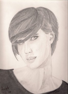 demoiselle aux cheveux courts