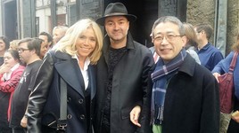 Brigitte Macron avec l'artiste Bastien Cessa