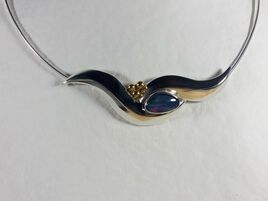 Collier forg&eacute; en argent et opale