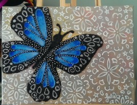 Papillon bleu en sable
