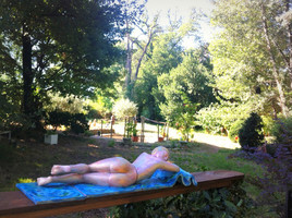 Femme allong&eacute;e