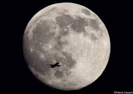 L'avion de ligne et la lune