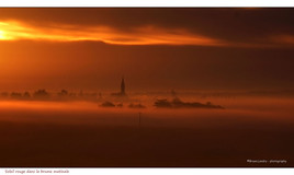 Soleil rouge sur le village