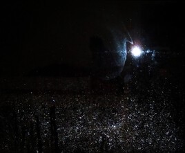 Une silhouette dans la nuit pluvieuse.
