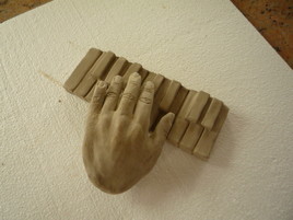 sculpture main jouant du piano