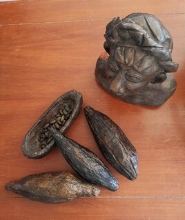 Cabosses de cacao et buste africain