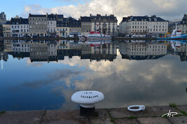 Port de Cherbourg par temps calme avec effet miroir  bis