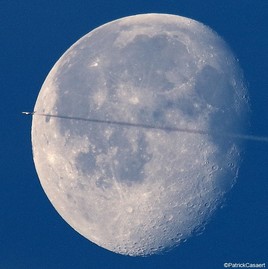 un jet traverse la lune