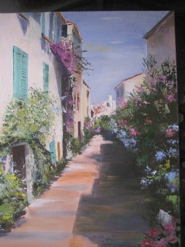 une rue fleurie du vieil Antibes